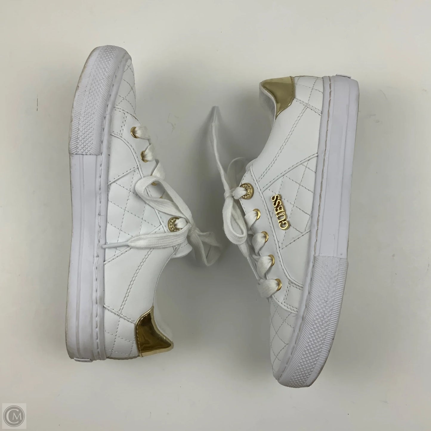 Shoes Sneakers By Guess In White, Size: 6