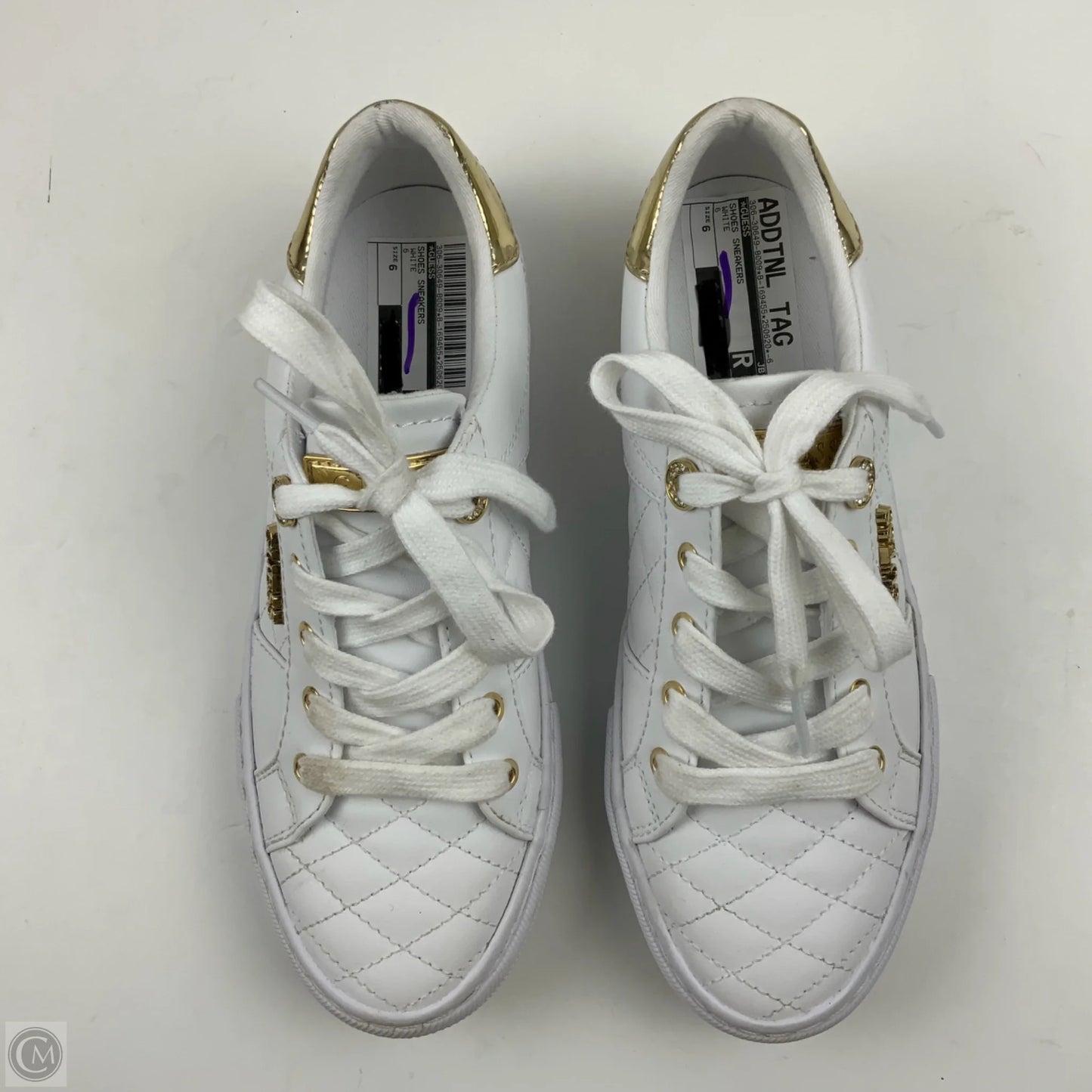 Shoes Sneakers By Guess In White, Size: 6