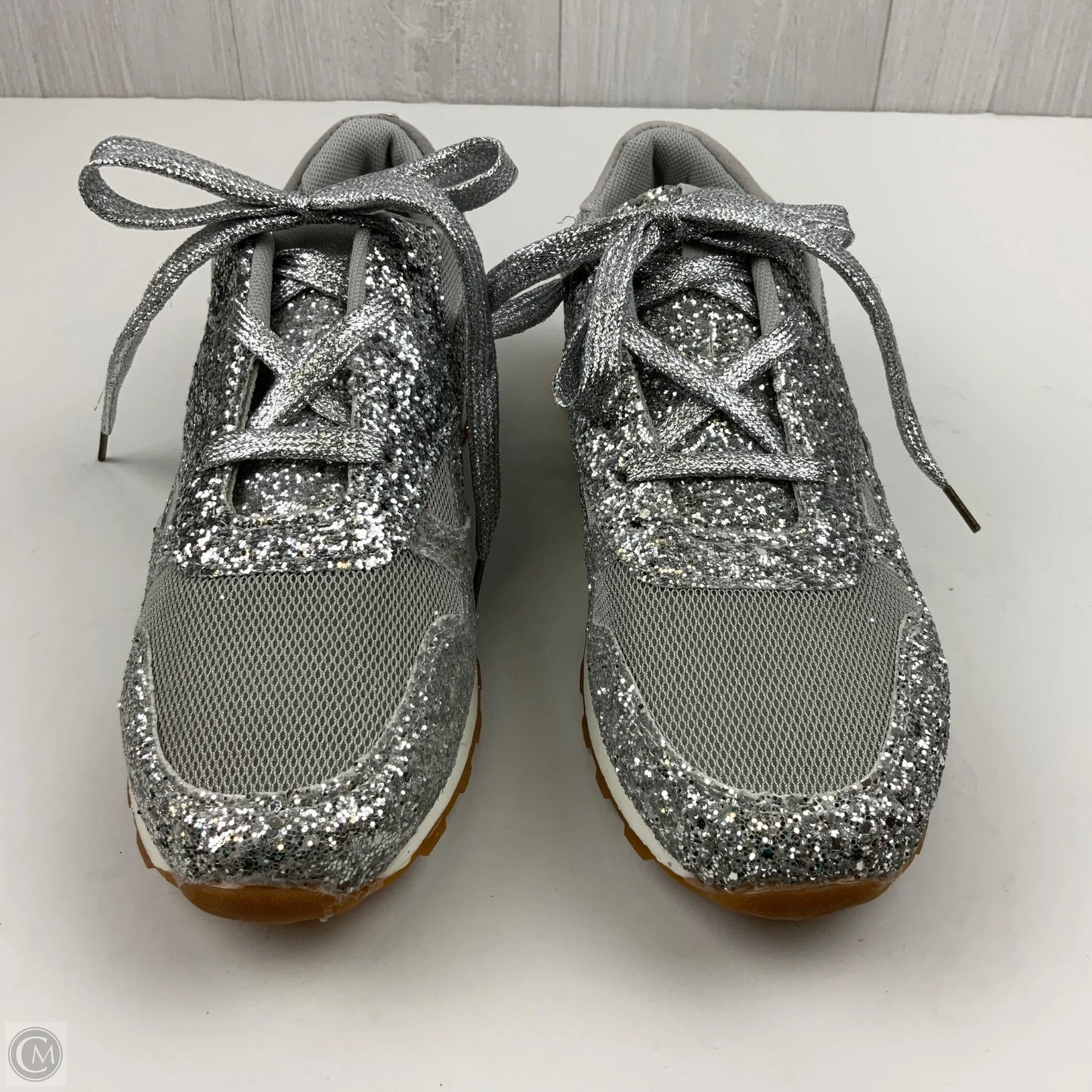 Shoes Sneakers By Clothes Mentor In Grey & Silver, Size: 10.5