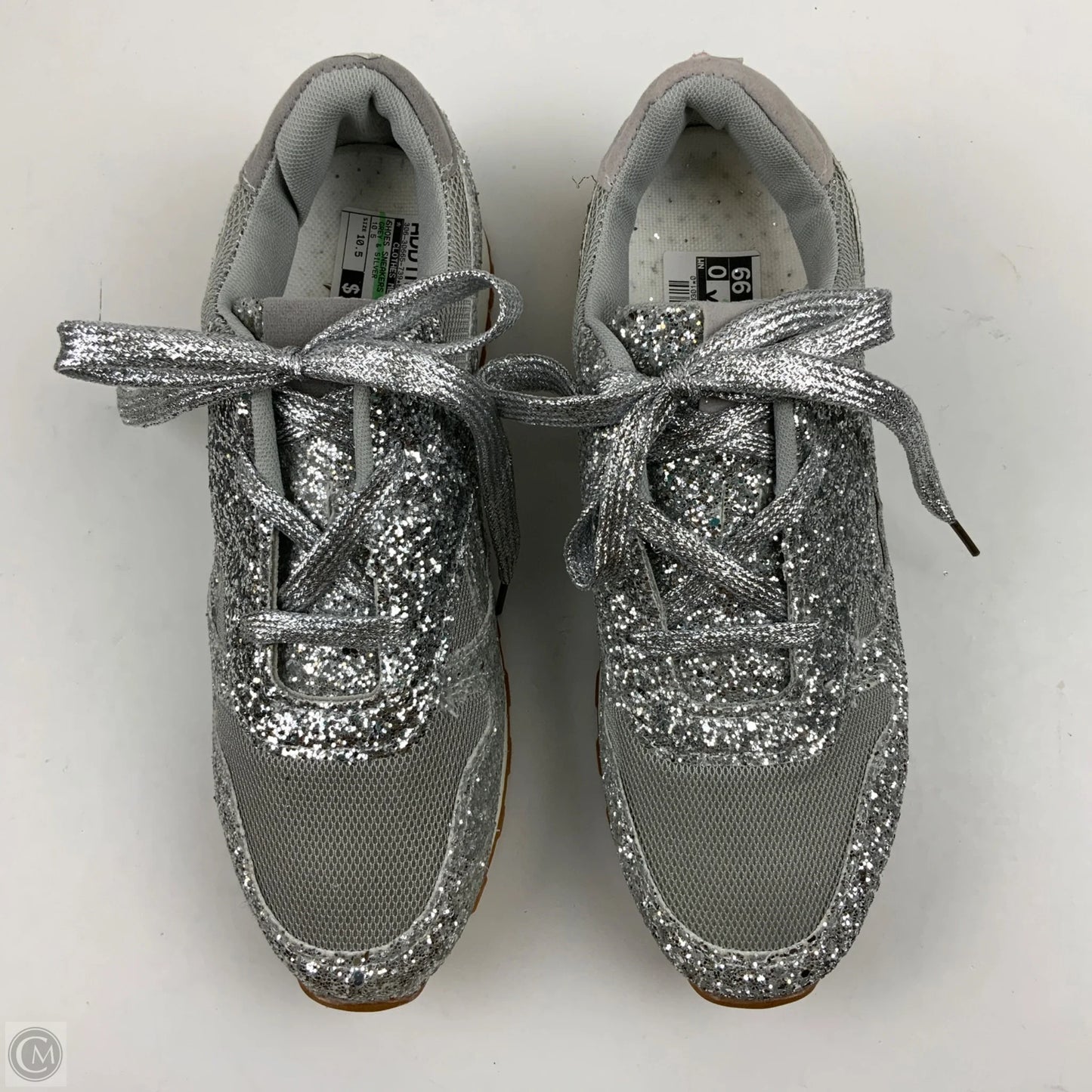 Shoes Sneakers By Clothes Mentor In Grey & Silver, Size: 10.5