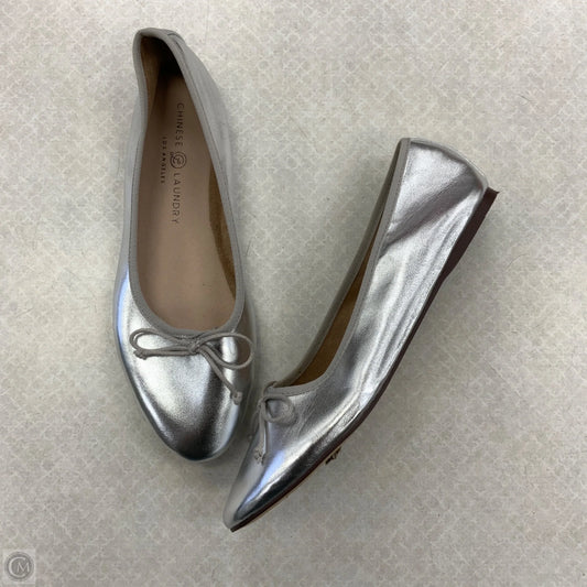 Shoes Flats By Chinese Laundry In Silver, Size: 7.5
