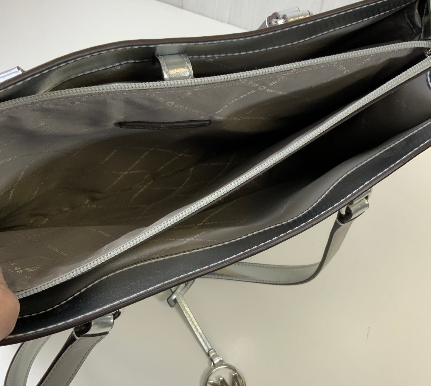 Handbag Designer By Michael Kors In Silver & White, Size:Large